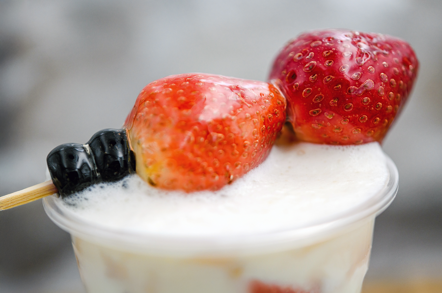 Close-up of fresh strawberry tanghulu with a thin crystal glaze — hand-glazed by Olivia's Tanghulu in the Bay Area